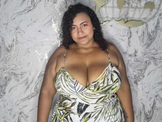 Webcam model BigMinaHot from XloveCam