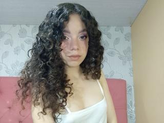 Webcam model EmmaCowperr from XloveCam