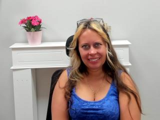 Webcam model GlamElena from XloveCam