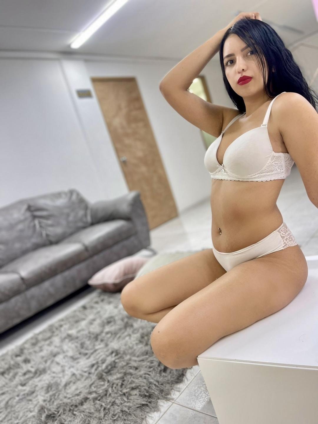 Image of cam model AlmaConor from XloveCam