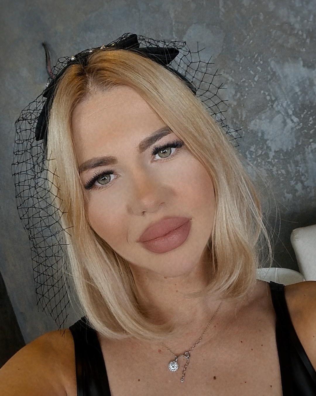 Image of cam model EllaNova from XloveCam