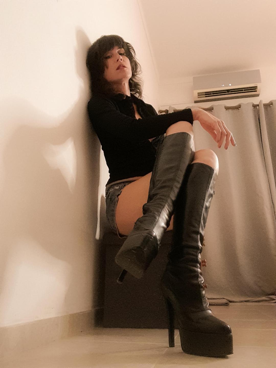 Image of cam model Aiyana from XloveCam