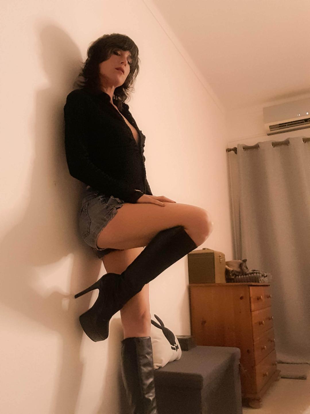 Image of cam model Aiyana from XloveCam