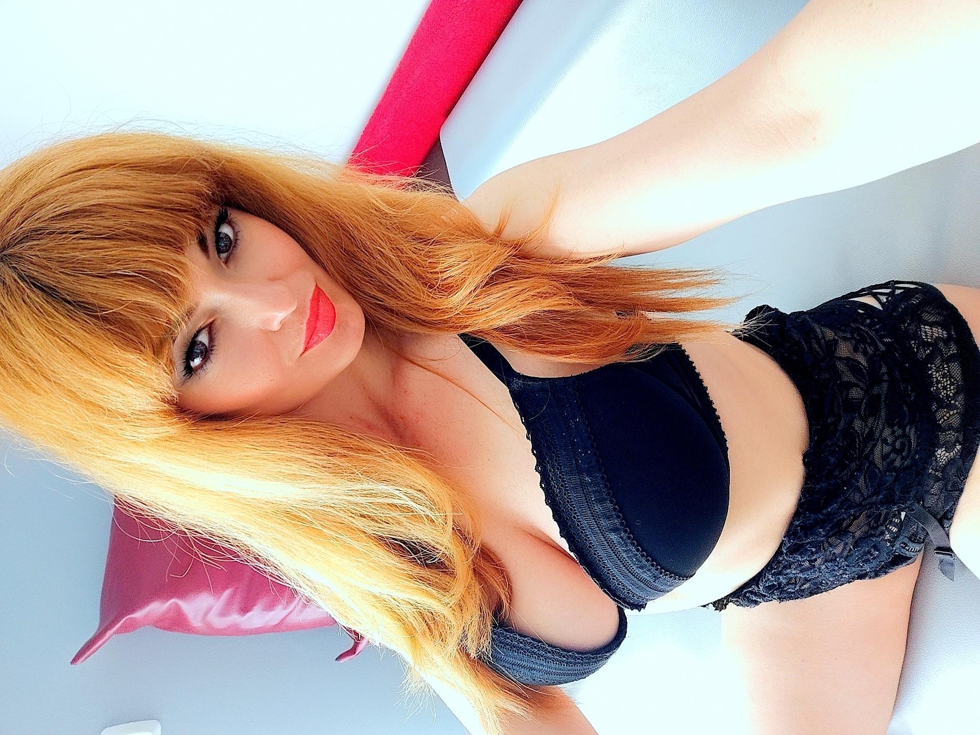Image of cam model SexyLeea from XloveCam