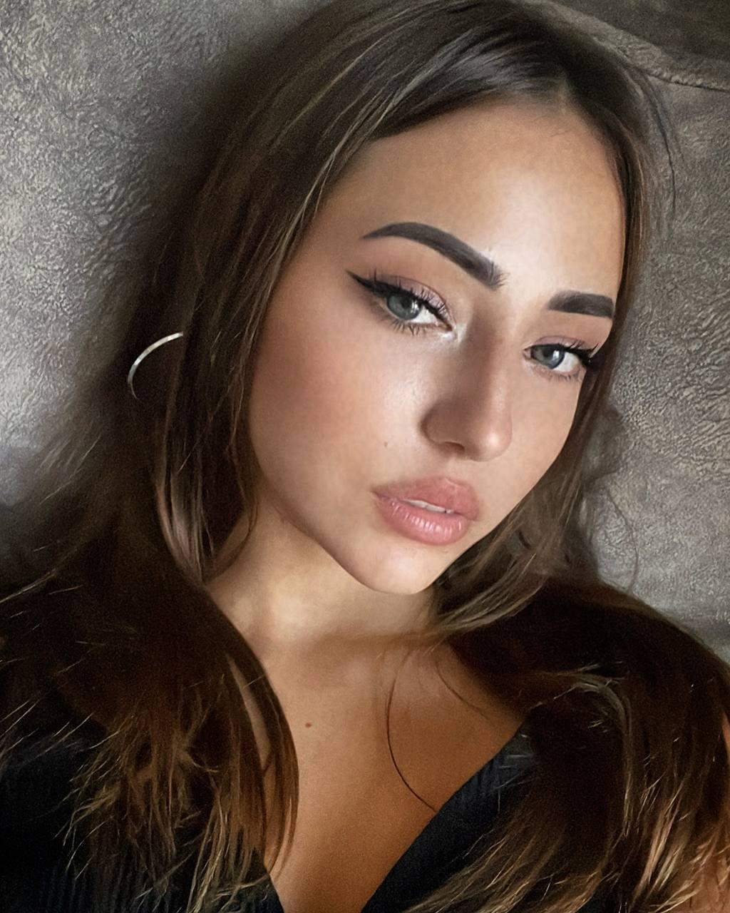 Image of cam model KylieLara from XloveCam
