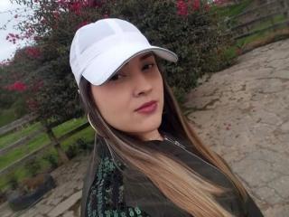 Image of cam model CamilaWilla from XloveCam