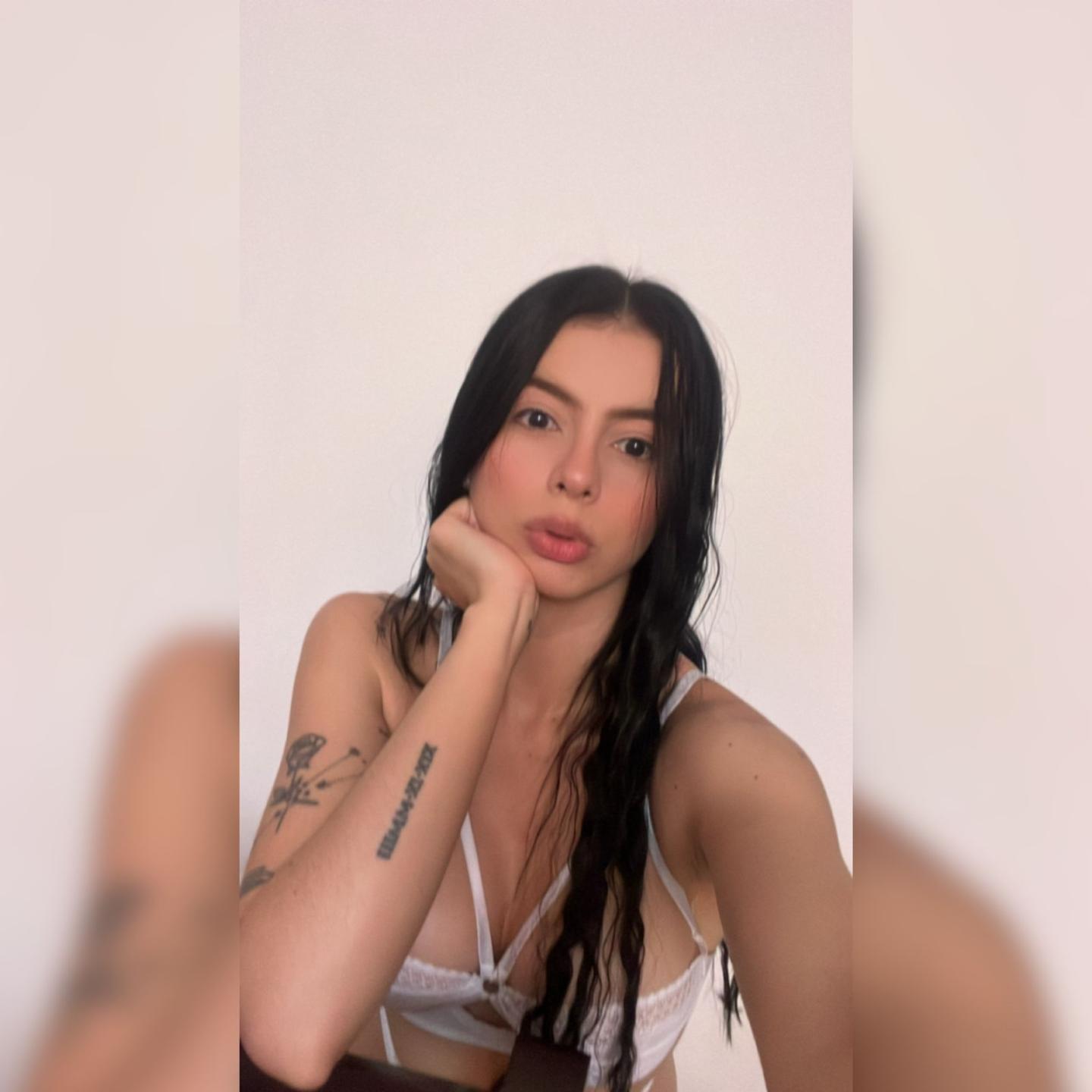 Image of cam model IsabellaJames from XloveCam
