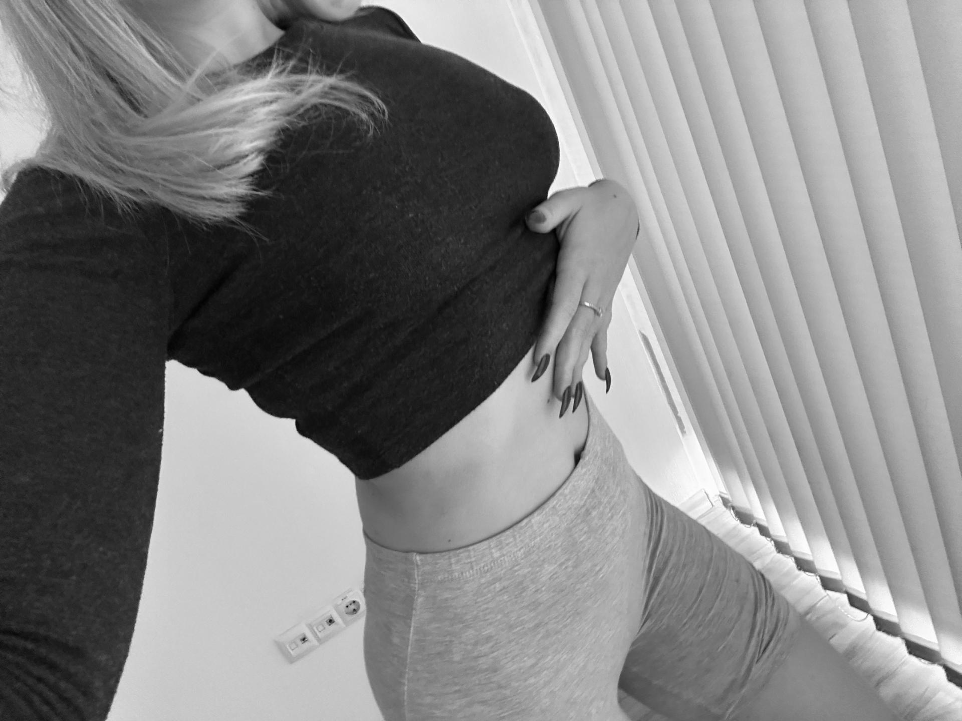 Image of cam model SugarrX from XloveCam