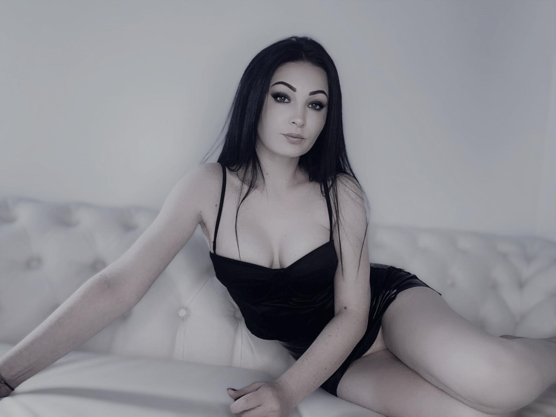 Image of cam model Coryna from XloveCam
