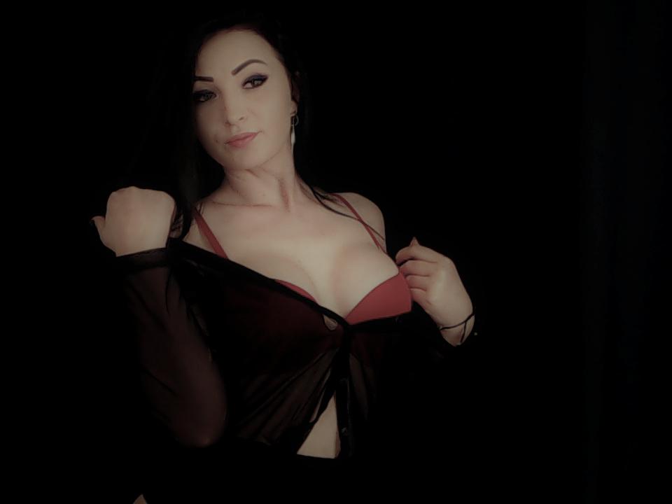 Image of cam model Coryna from XloveCam