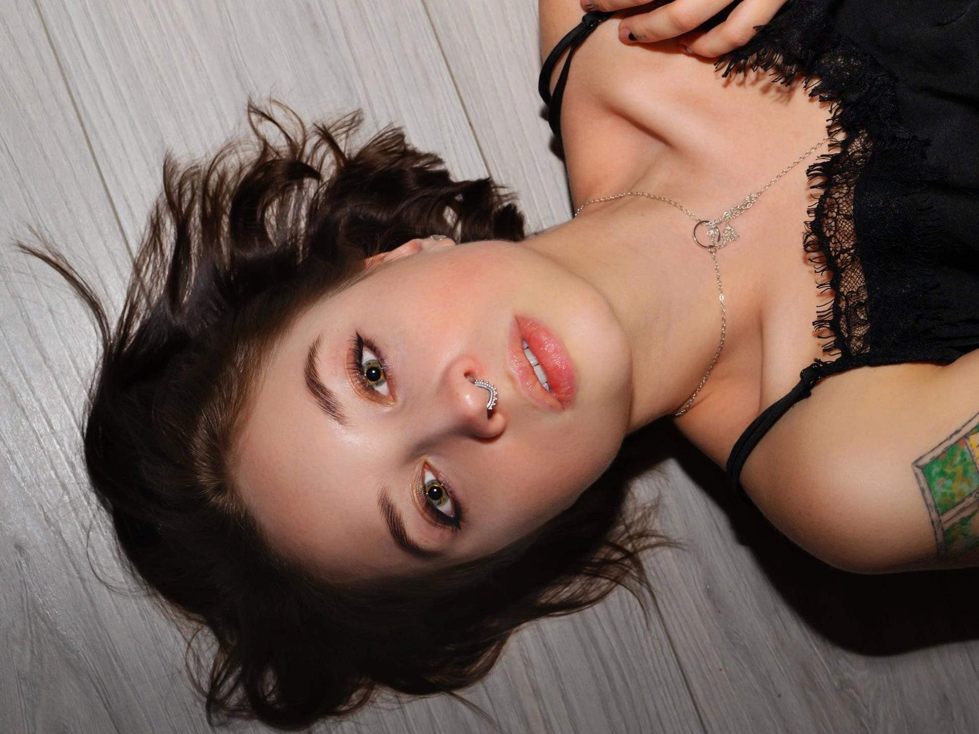 Image of cam model LisaGold-hot from XloveCam