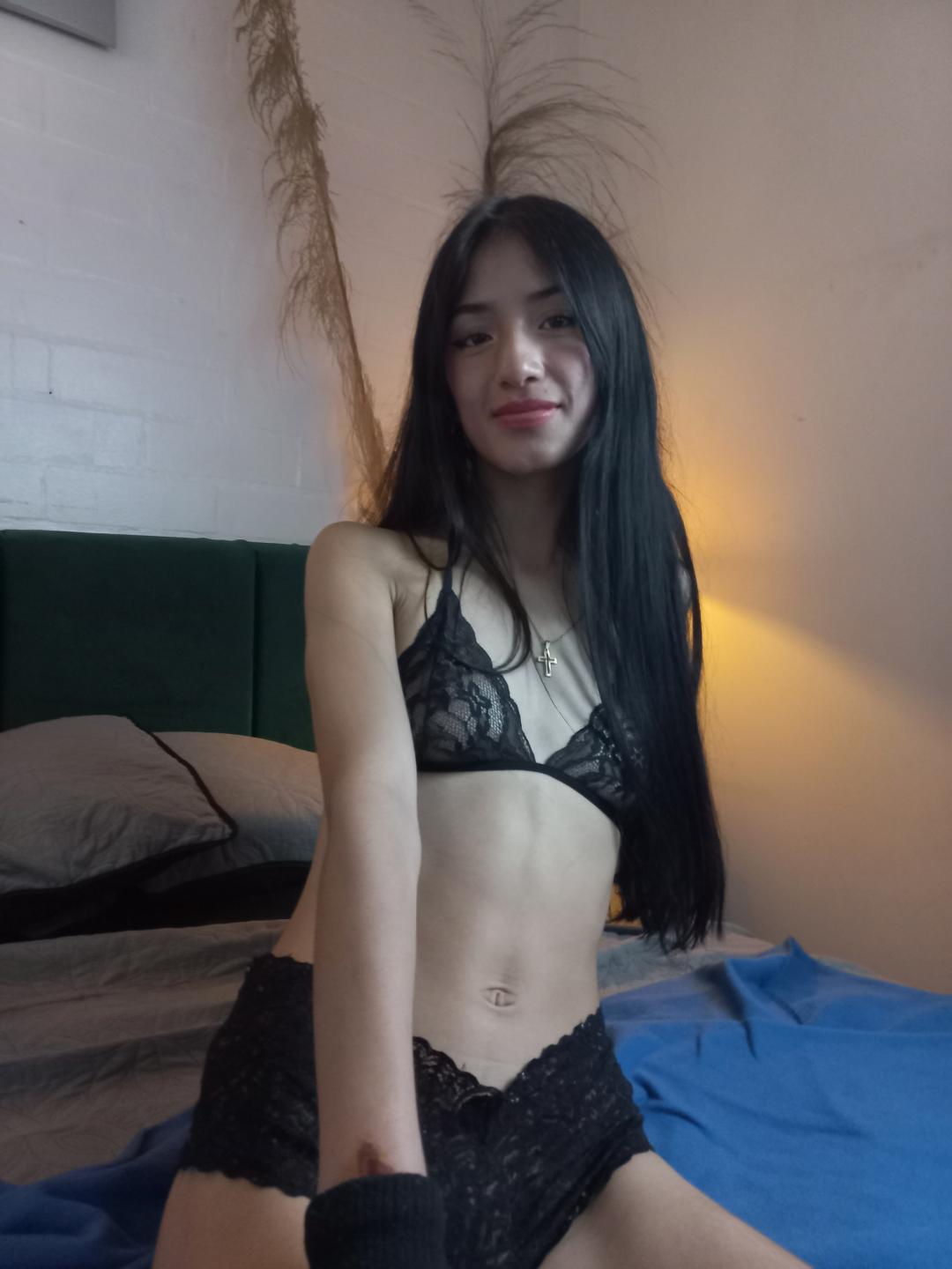 Image of cam model EvangeelinHills from XloveCam