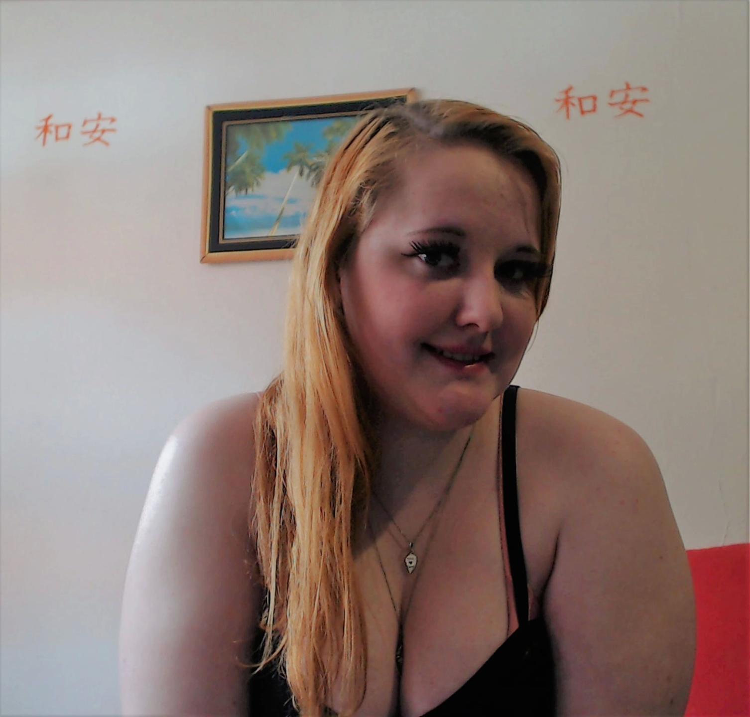 Image of cam model SexyBBe-hot from XloveCam
