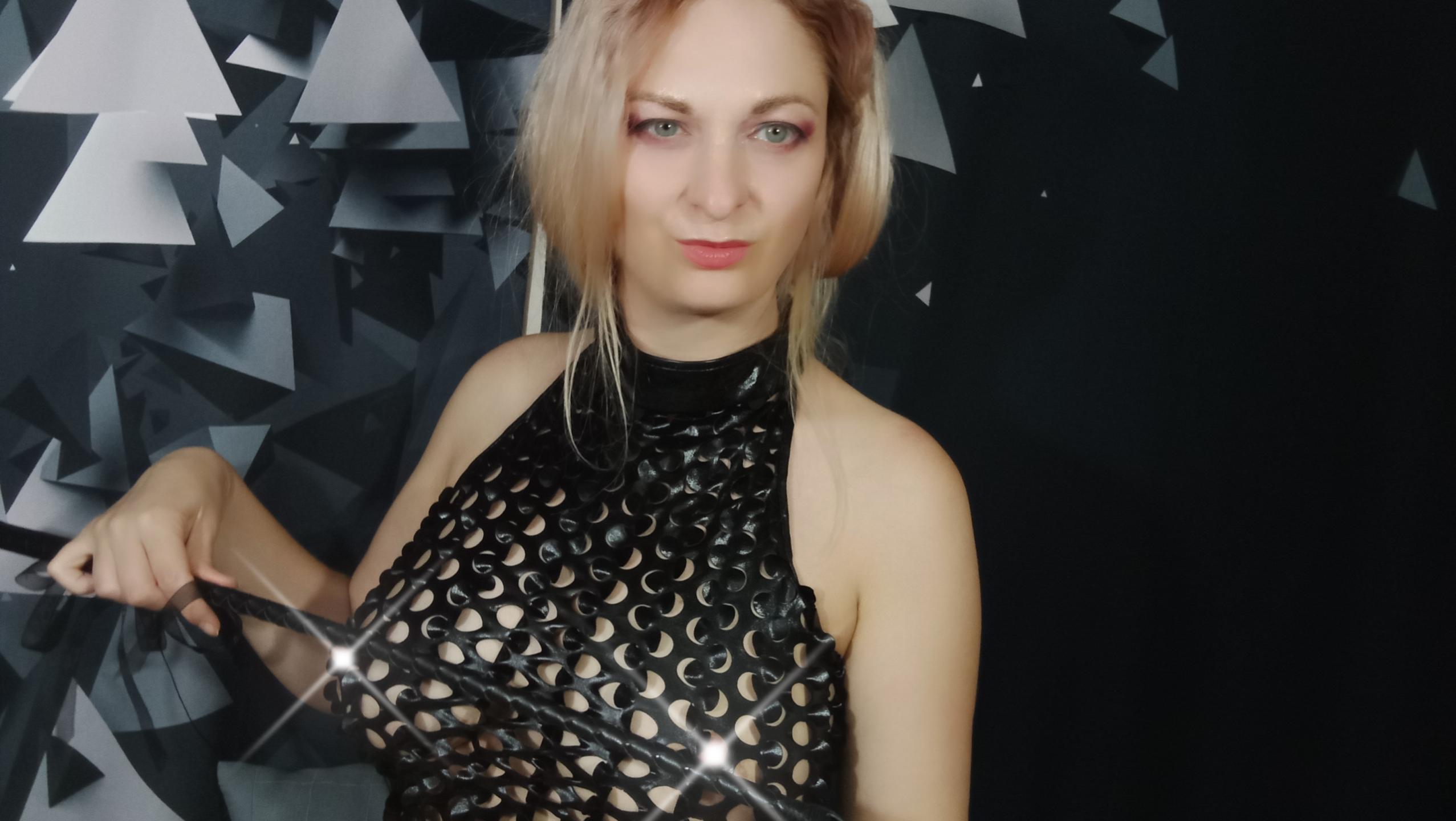 Image of cam model MonicaMiss from XloveCam