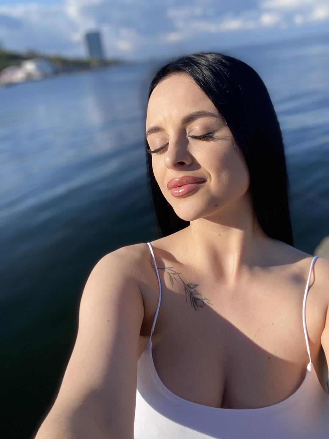 Image of cam model Olieri from XloveCam