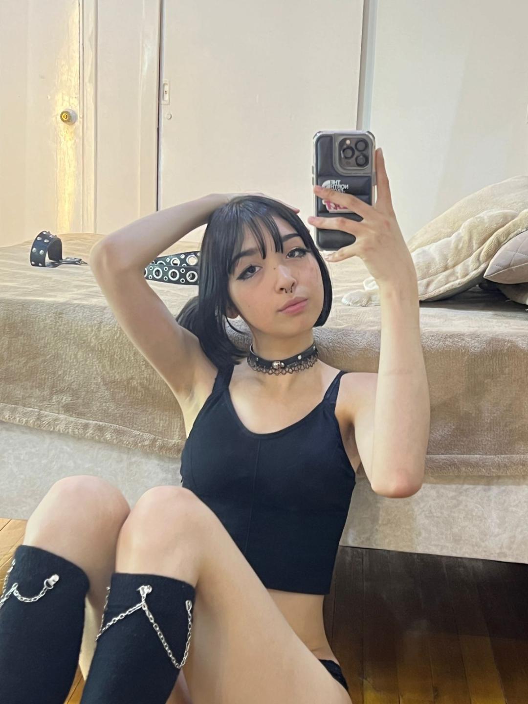 Image of cam model VickMoon (MillaHottLove69) from XloveCam