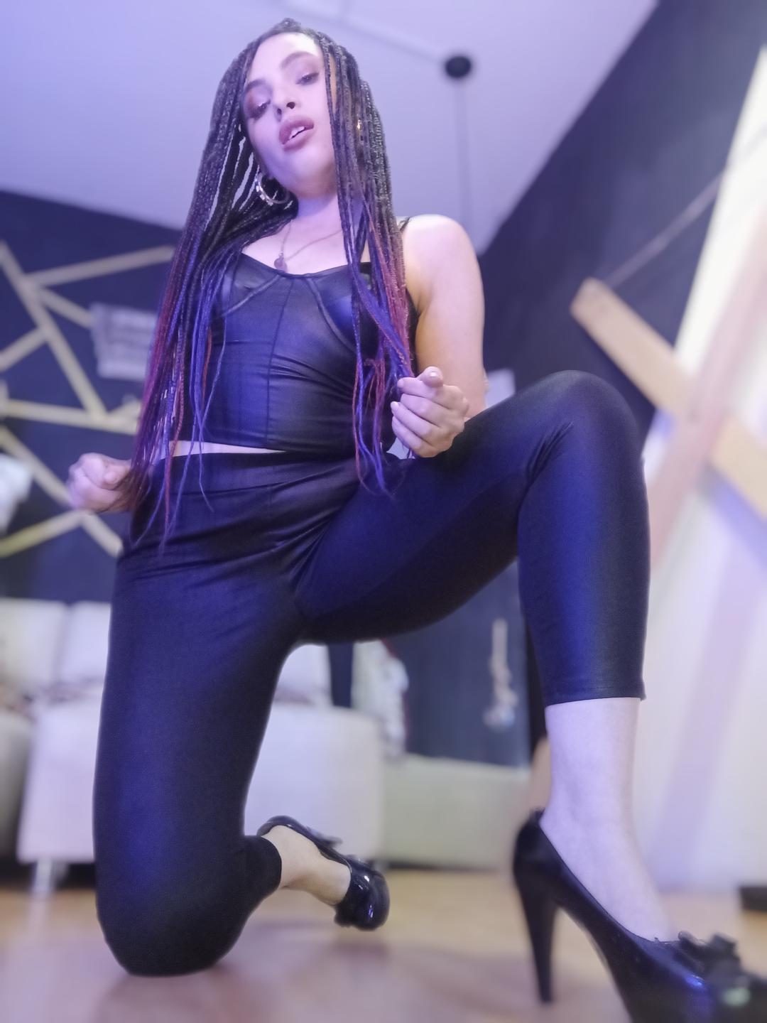 Image of cam model ElizabethDom from XloveCam
