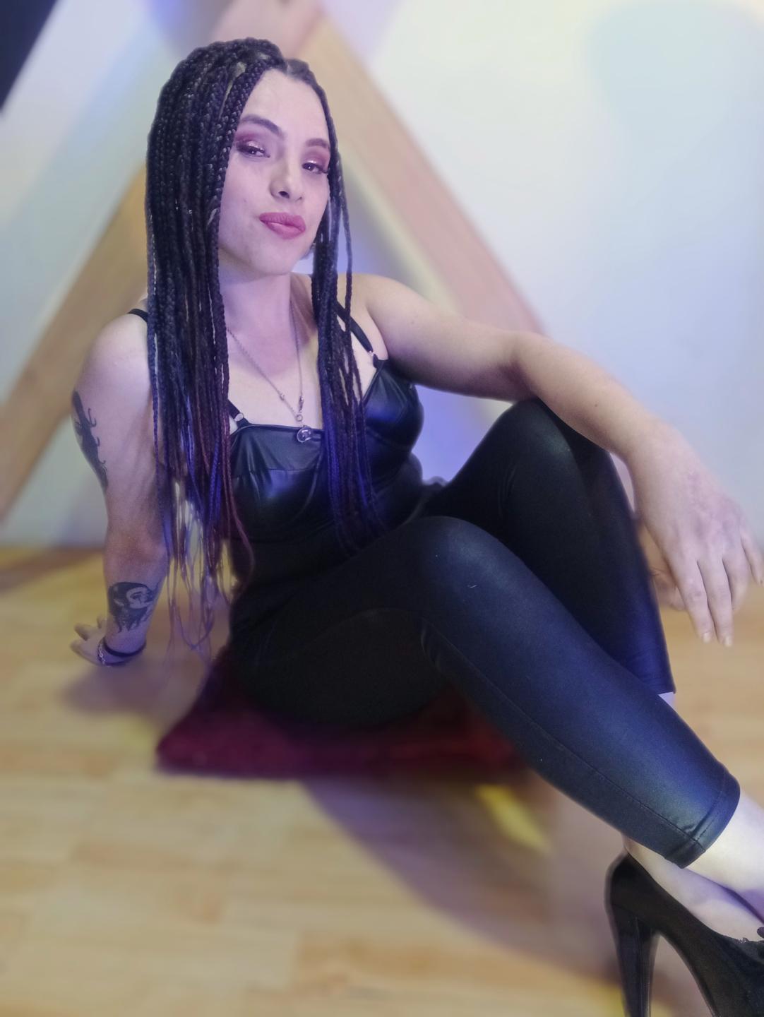 Image of cam model ElizabethDom from XloveCam