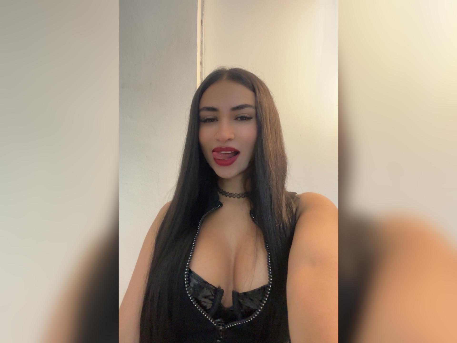 Image of cam model MiilaWx from XloveCam