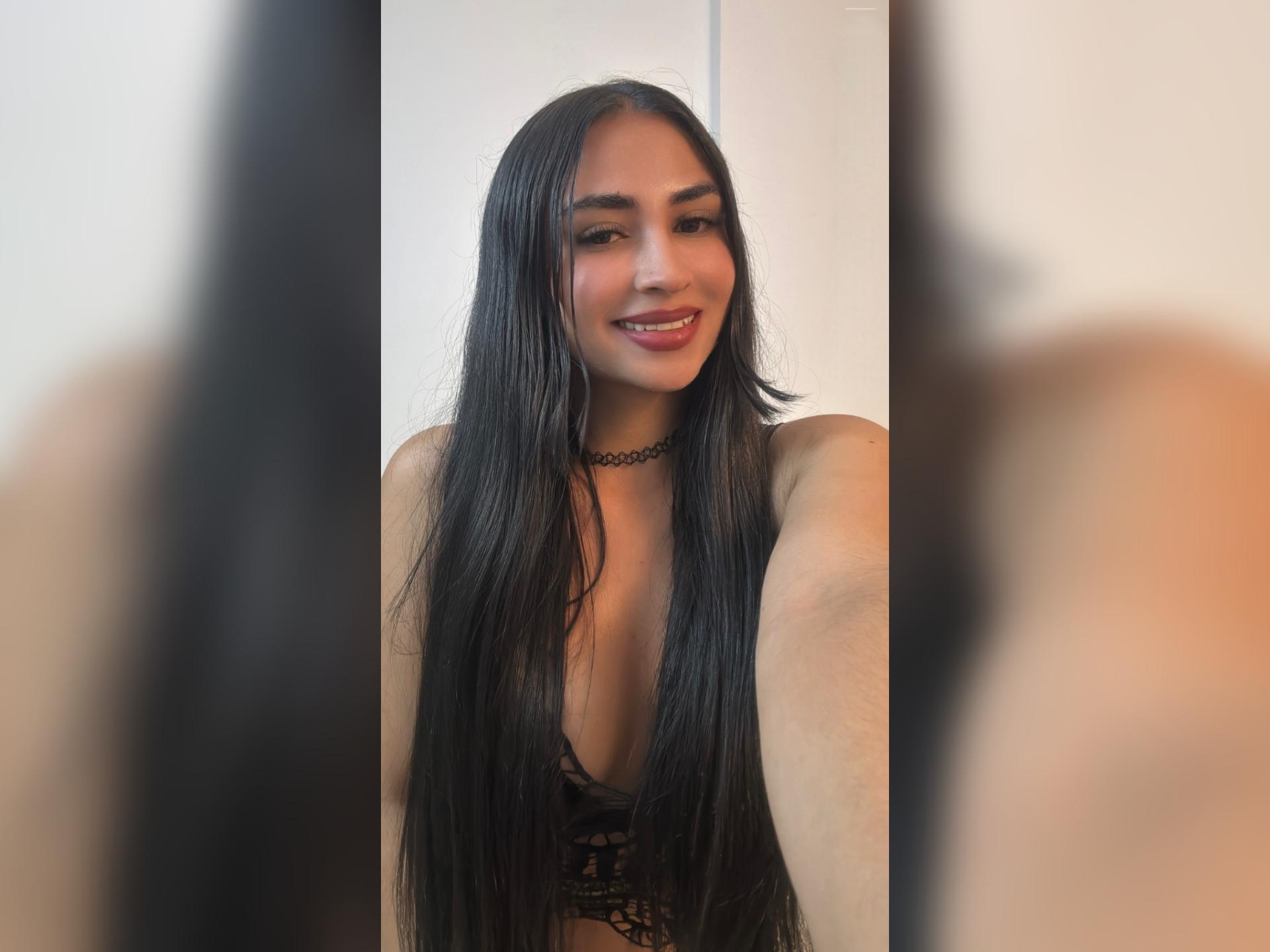 Image of cam model MiilaWx from XloveCam
