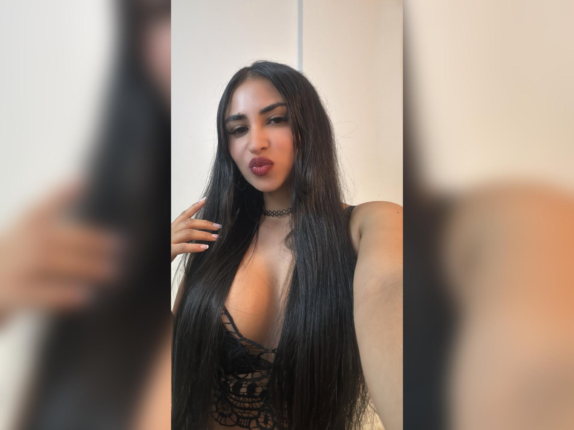 Image of cam model MiilaWx from XloveCam