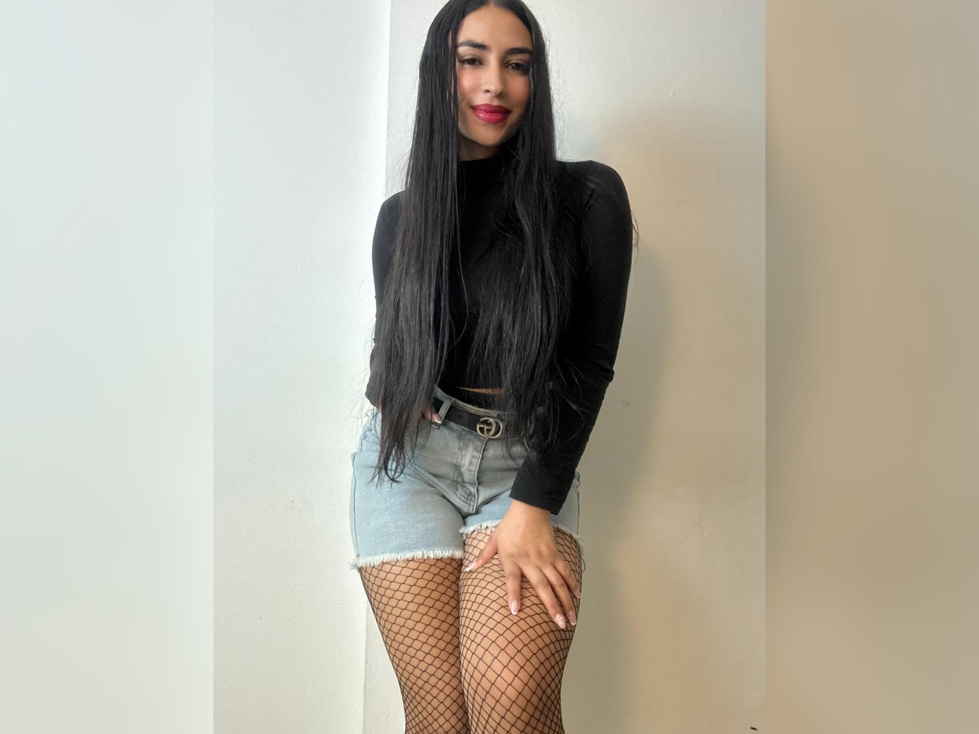Image of cam model MiilaWx from XloveCam