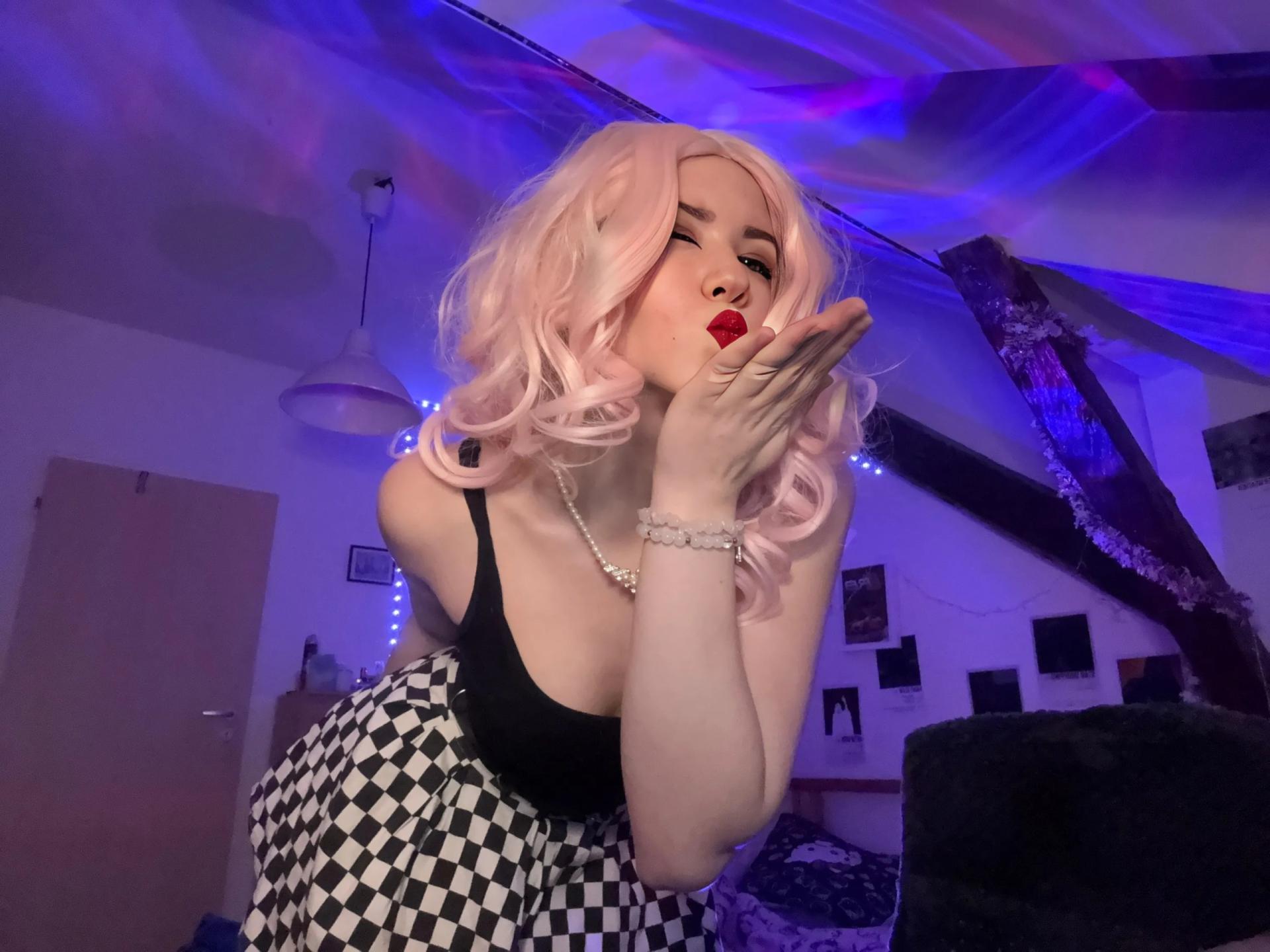 Image of cam model EvaxFoxy from XloveCam