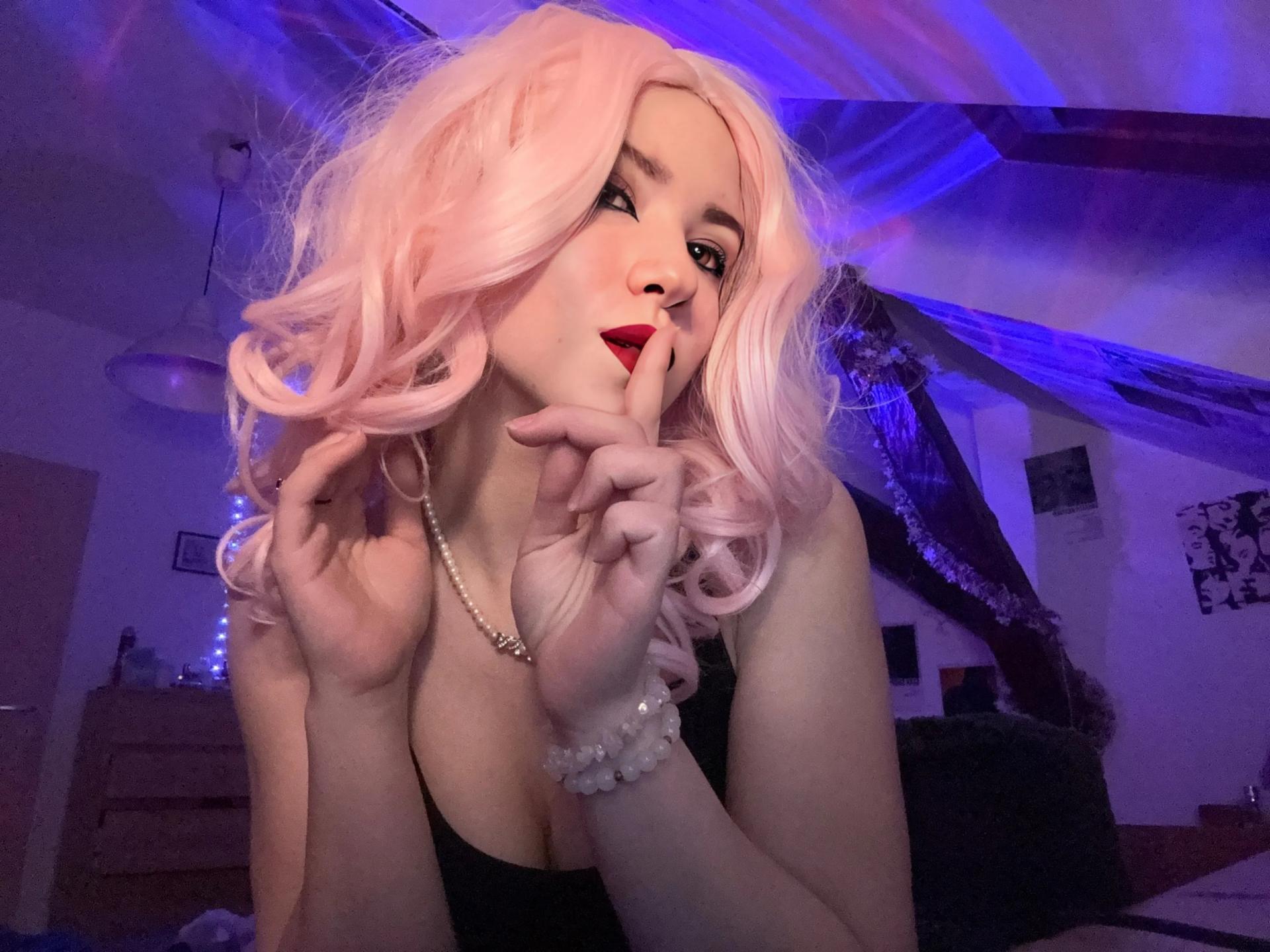 Image of cam model EvaxFoxy from XloveCam