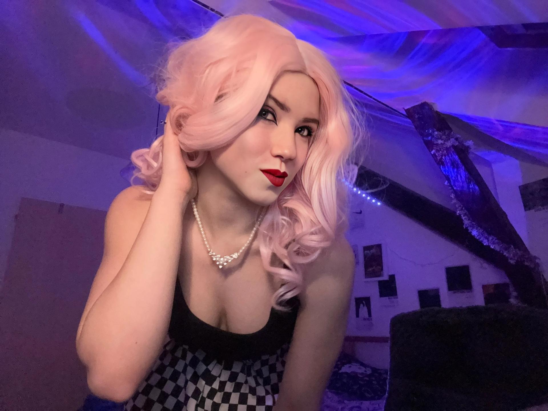 Image of cam model EvaxFoxy from XloveCam