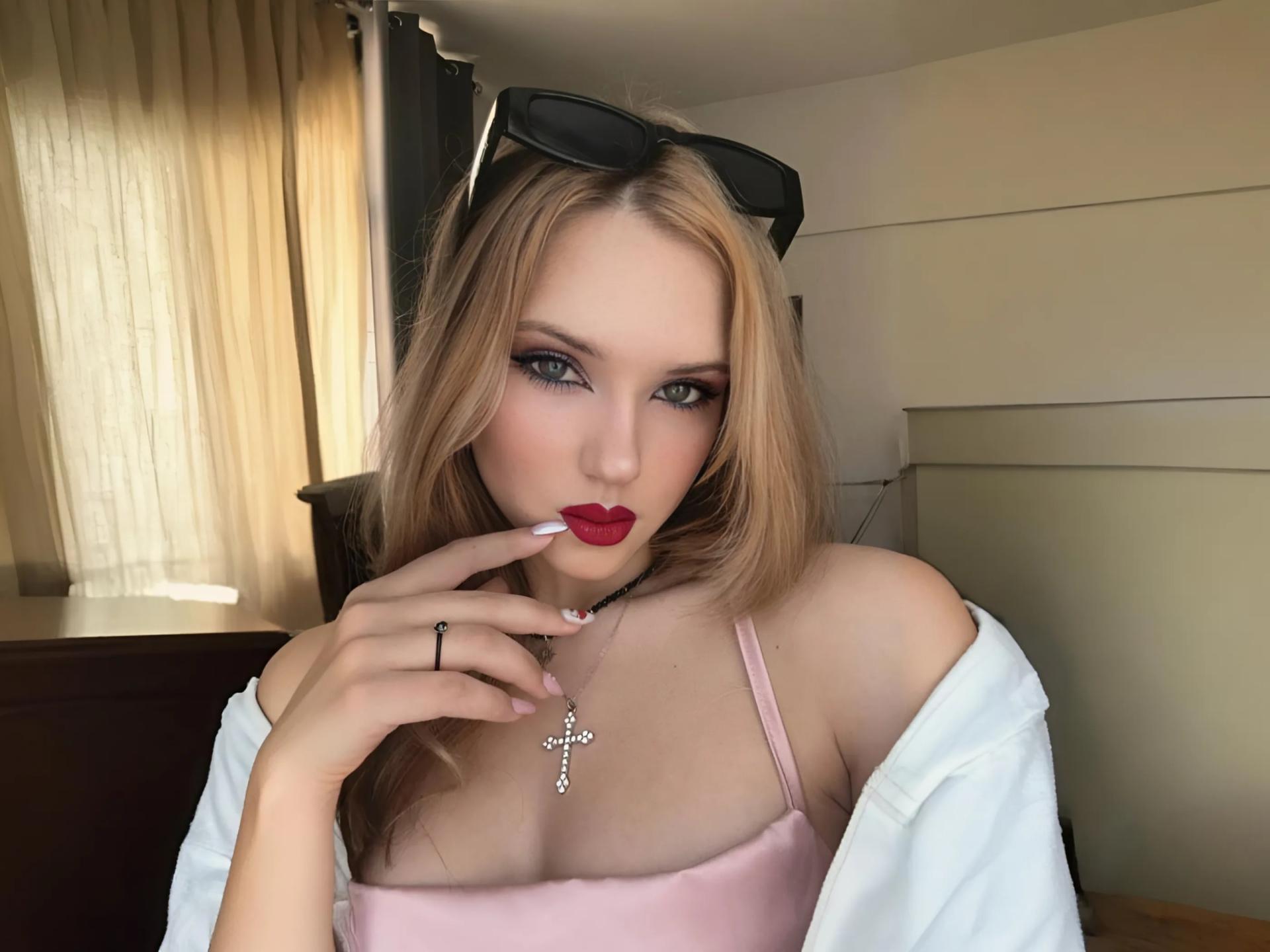 Image of cam model EvaxFoxy from XloveCam
