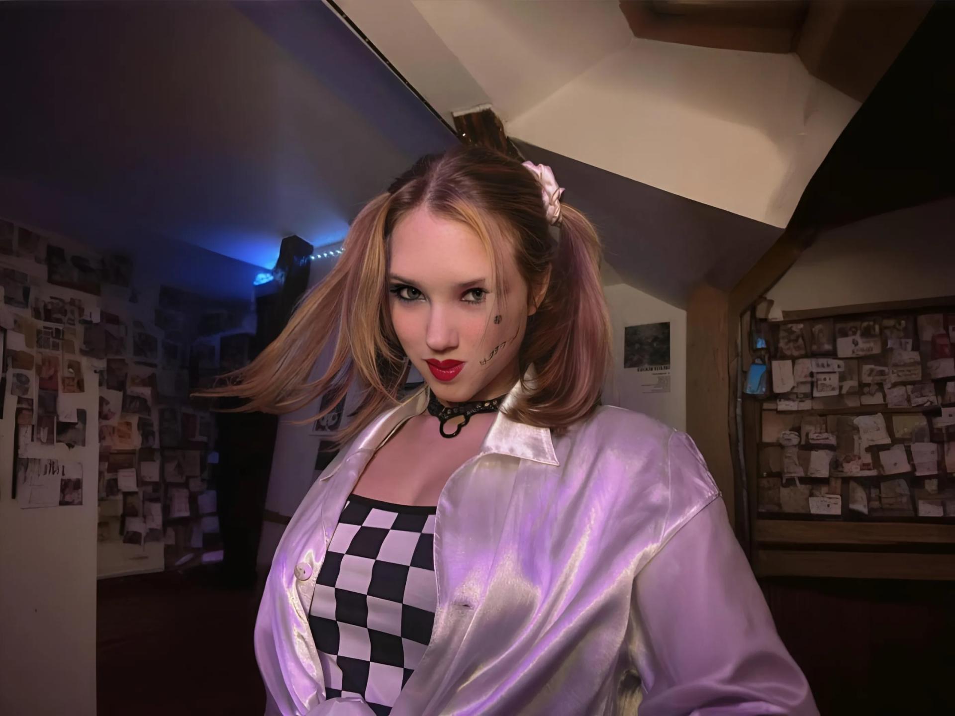 Image of cam model EvaxFoxy from XloveCam