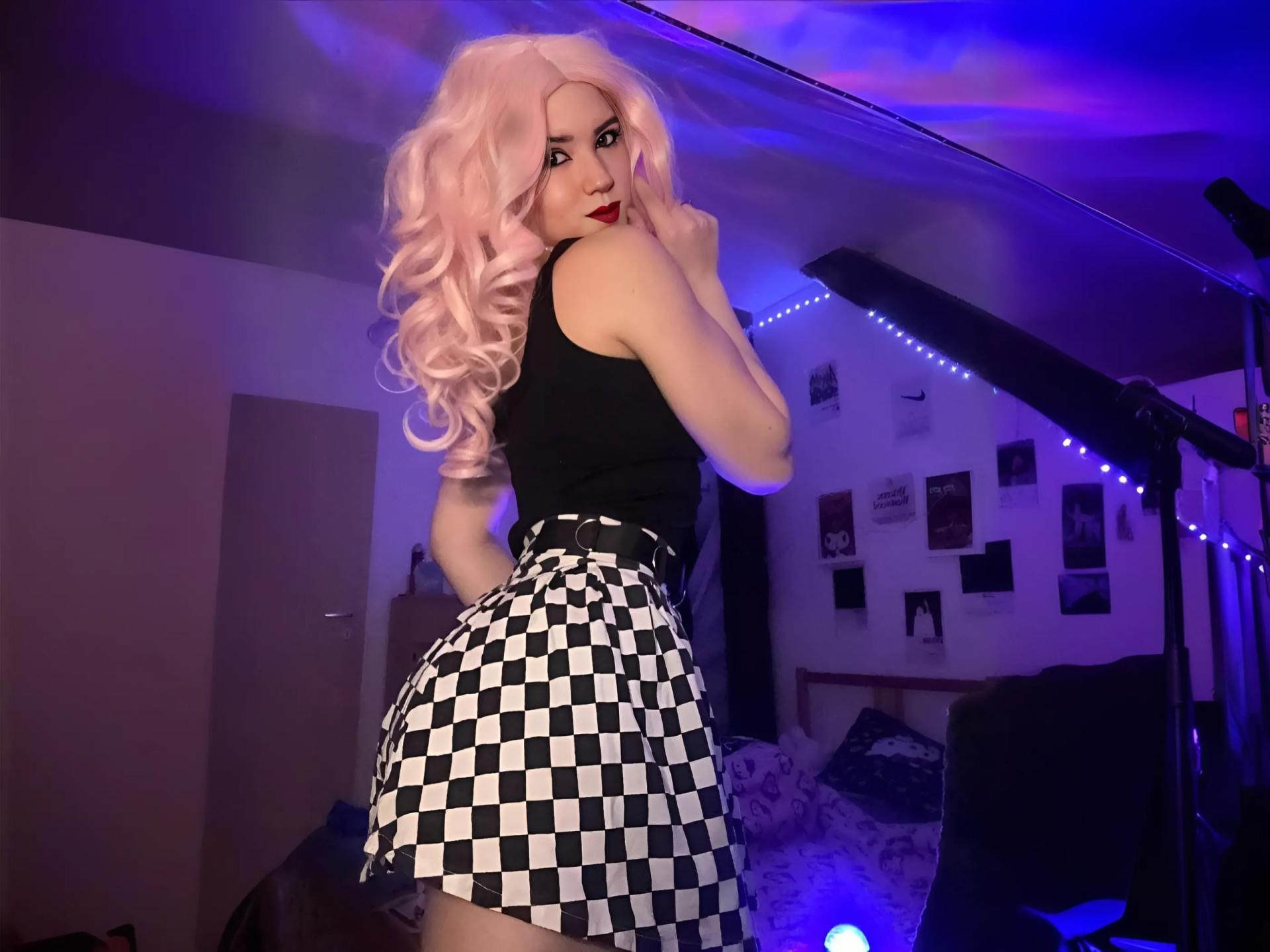 Image of cam model EvaxFoxy from XloveCam