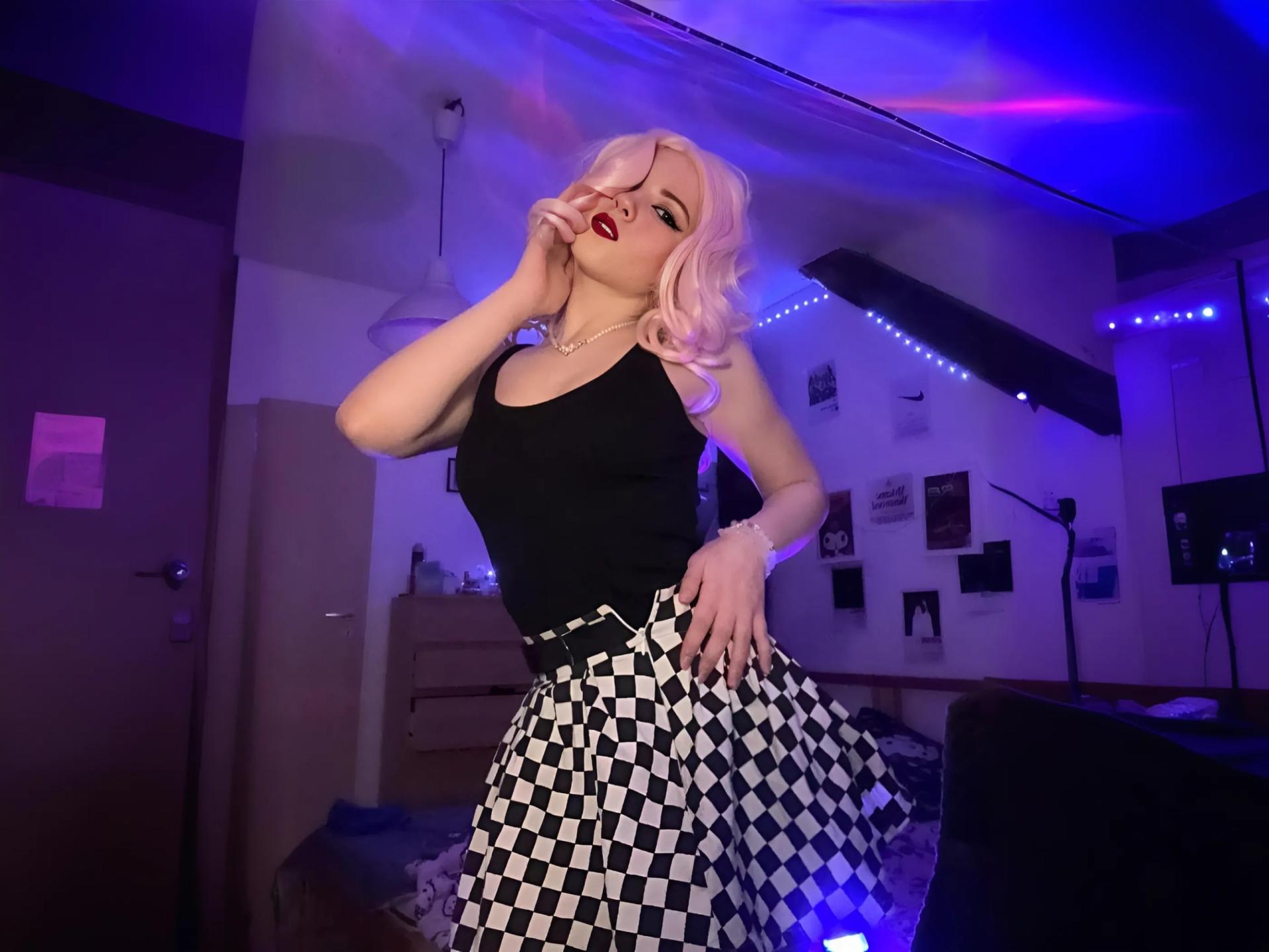 Image of cam model EvaxFoxy from XloveCam