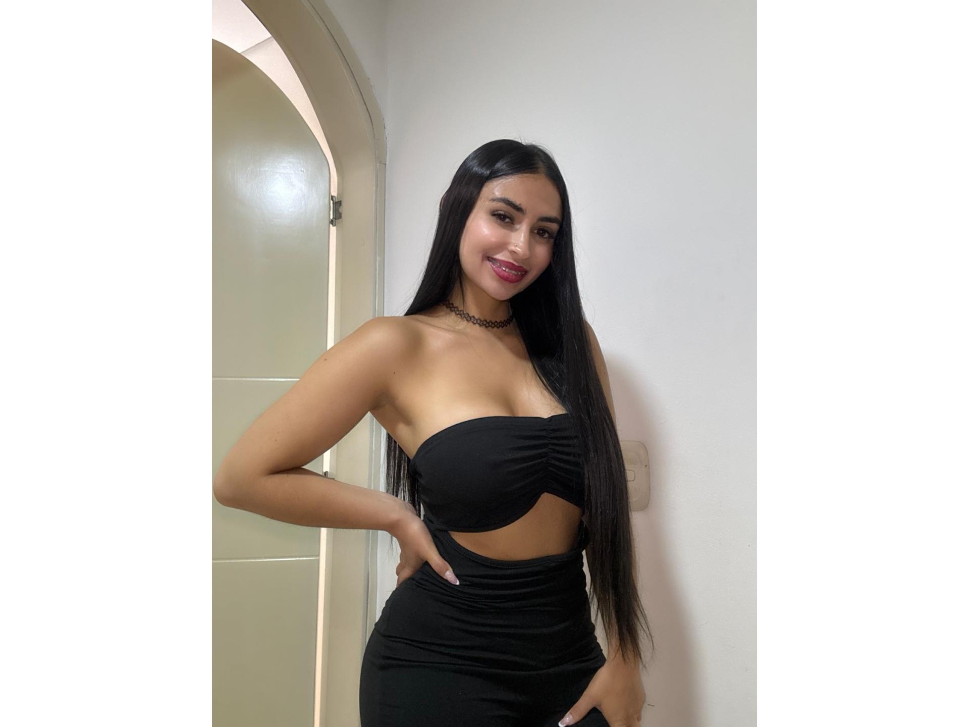 Image of cam model MiilaWx from XloveCam