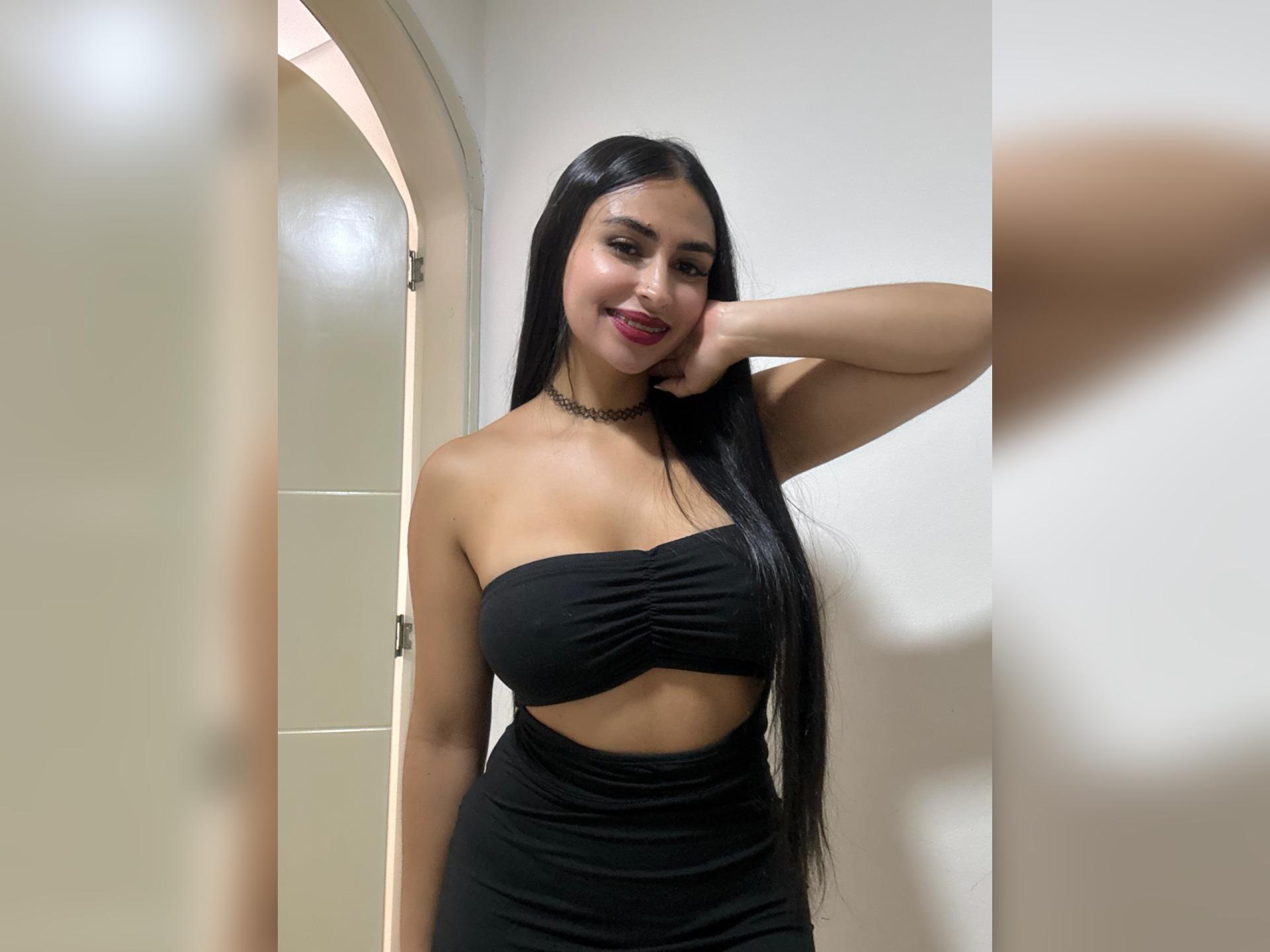 Image of cam model MiilaWx from XloveCam