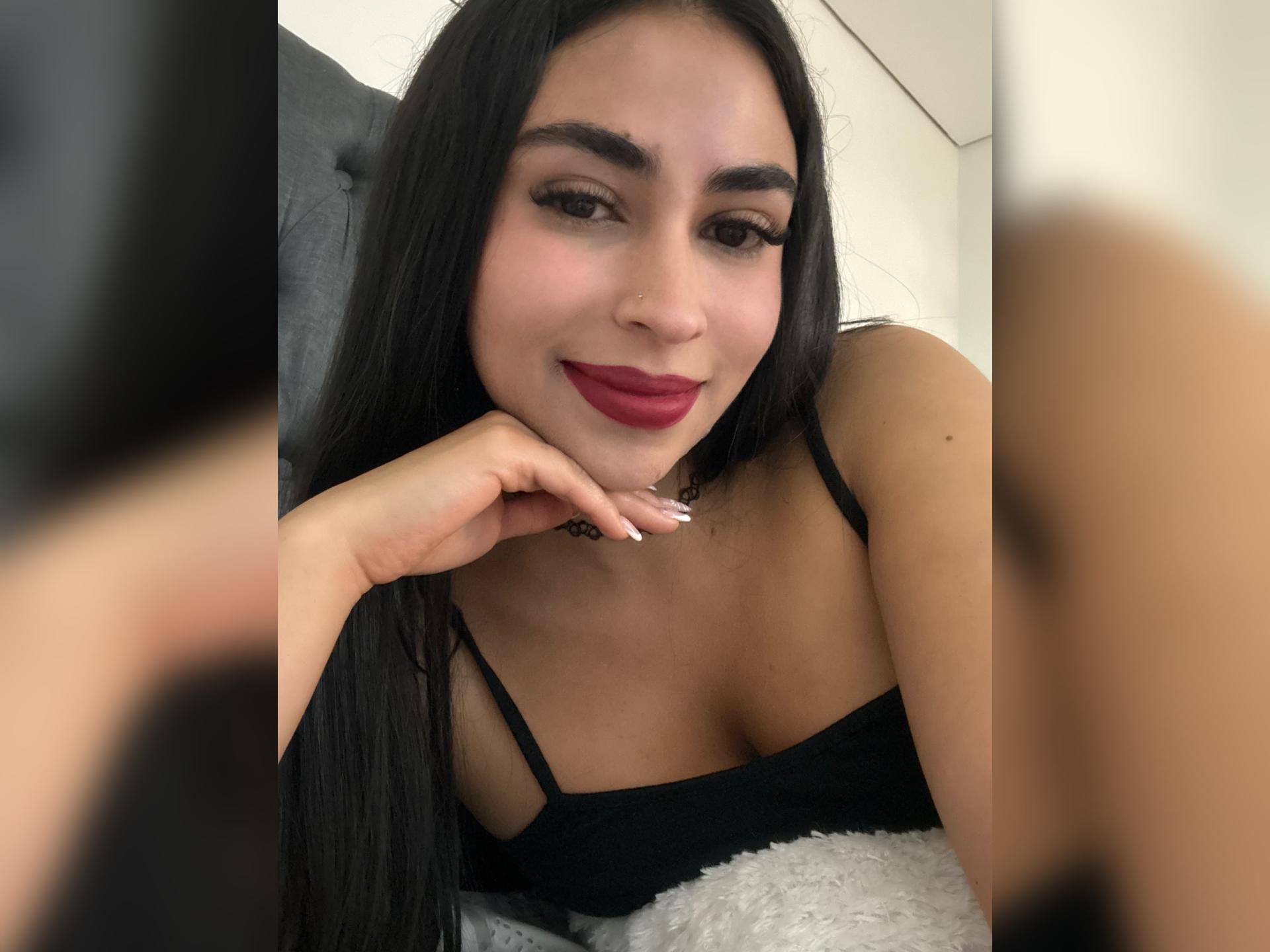 Image of cam model MiilaWx from XloveCam