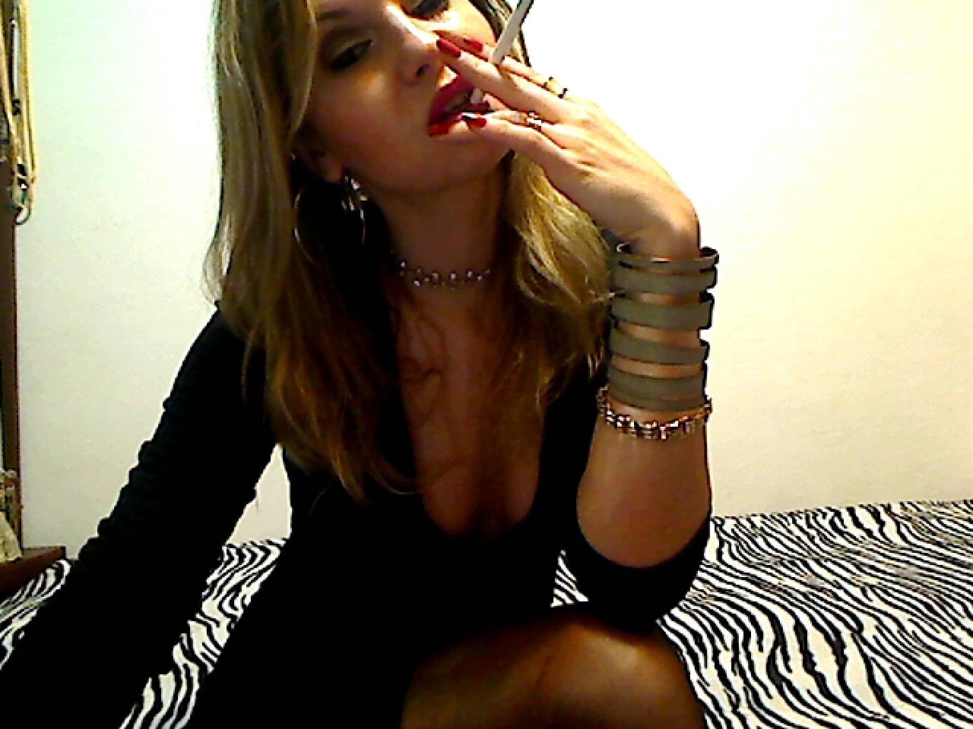 Image of cam model MistressOfShadow from XloveCam