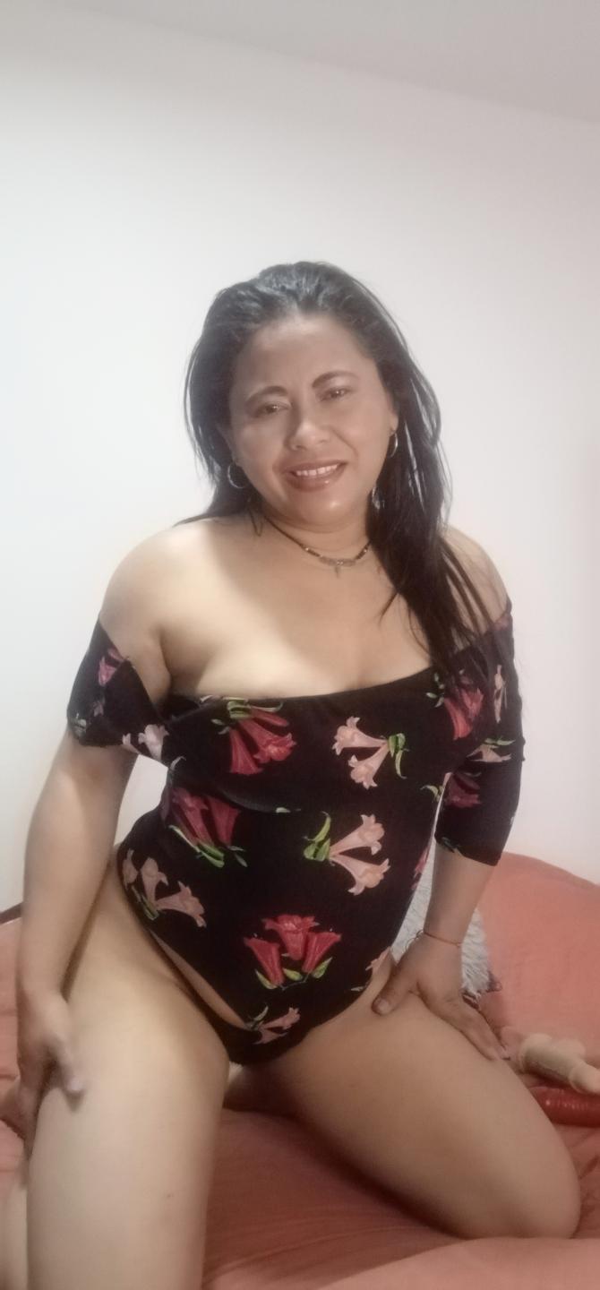 Image of cam model MiaSalomeChaude from XloveCam