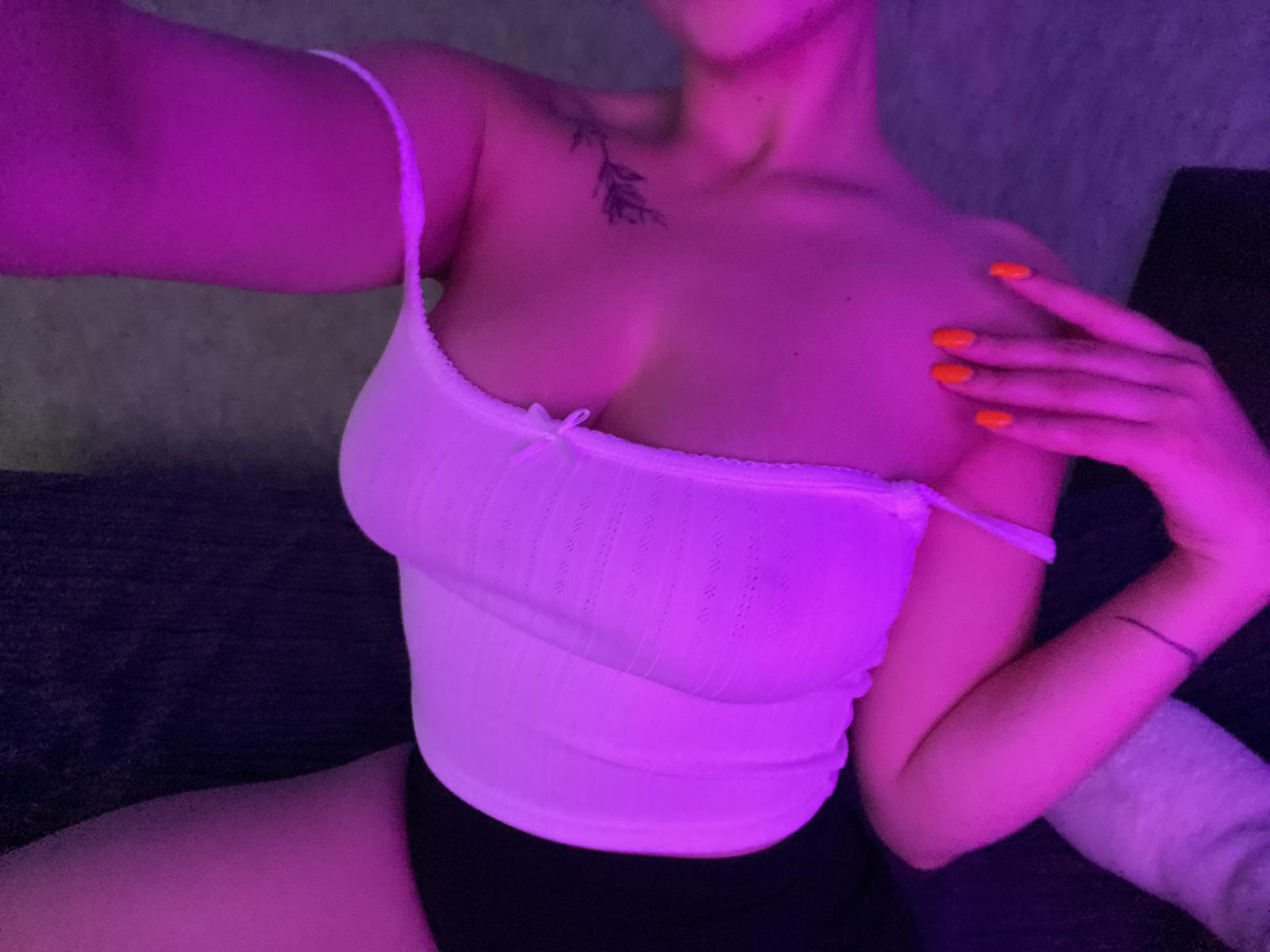 Image of cam model Olieri from XloveCam