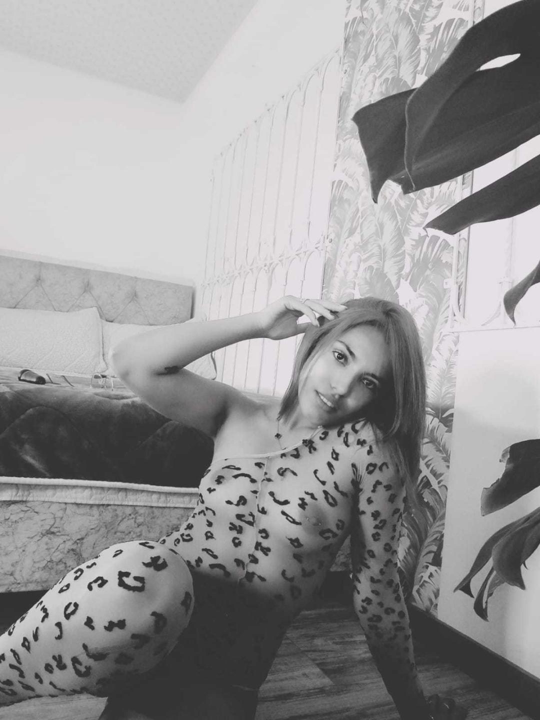 Image of cam model LiliRose69 from XloveCam