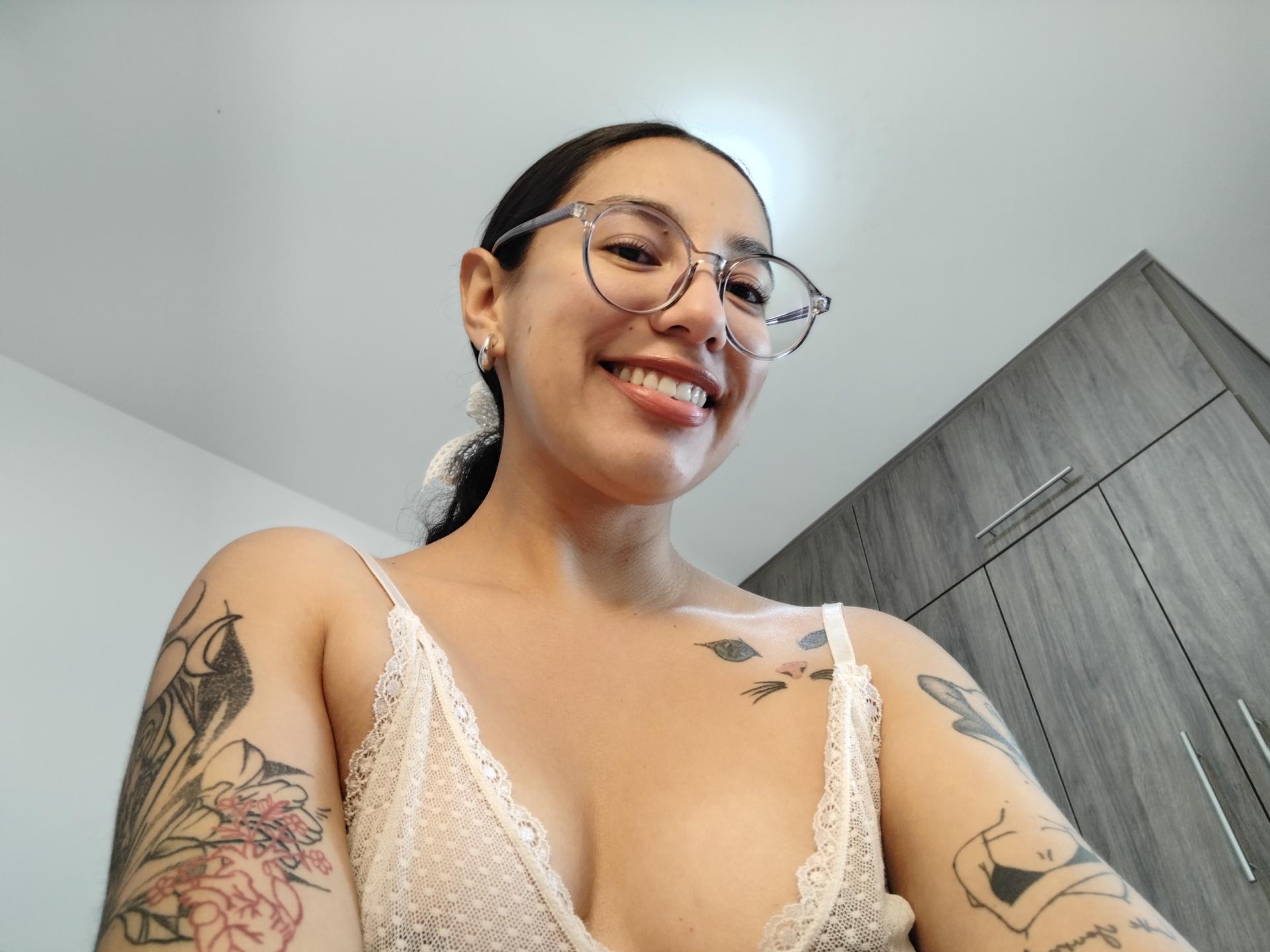 Image of cam model Mllevv from XloveCam