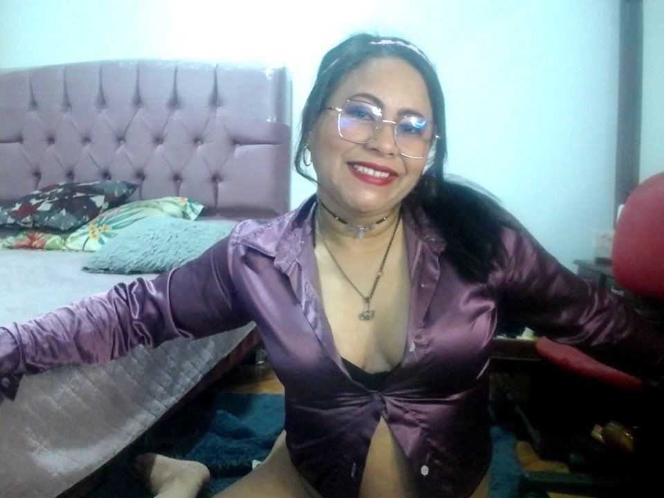 Image of cam model MiaSalomeChaude from XloveCam