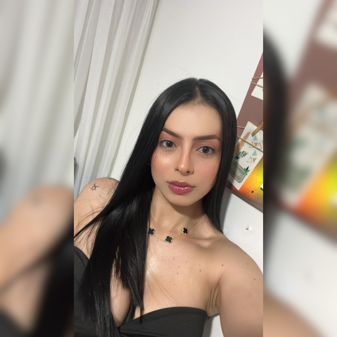 Image of cam model IsabellaJames from XloveCam