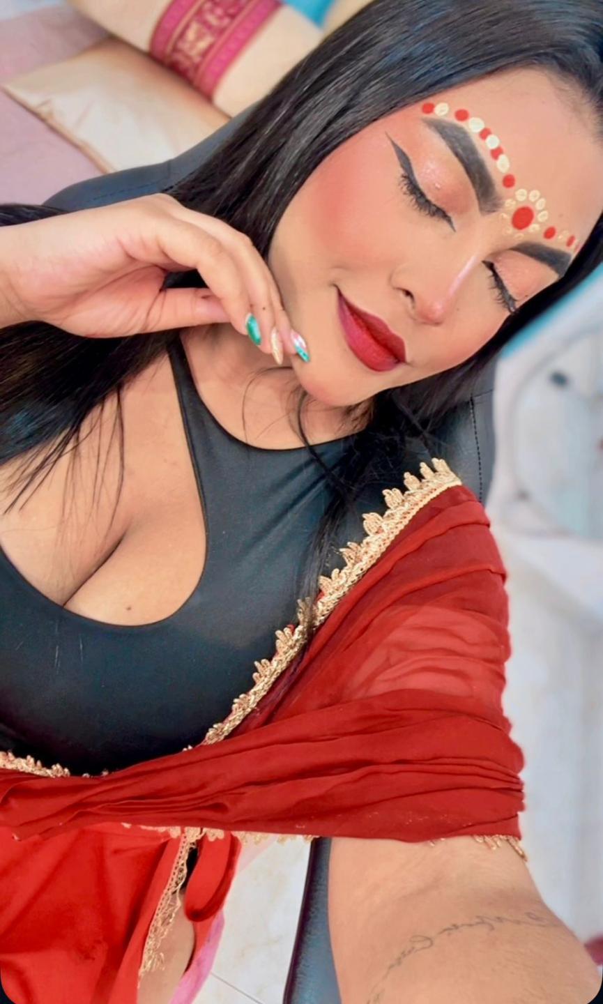 Image of cam model lakshmIrani from XloveCam