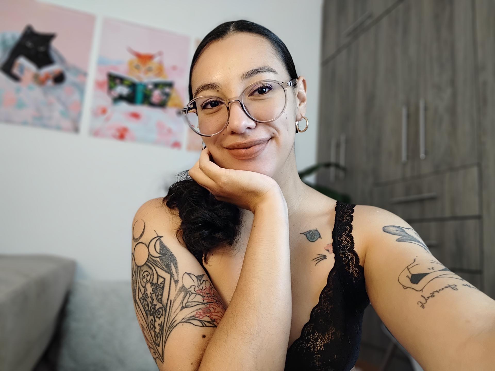 Image of cam model Mllevv from XloveCam