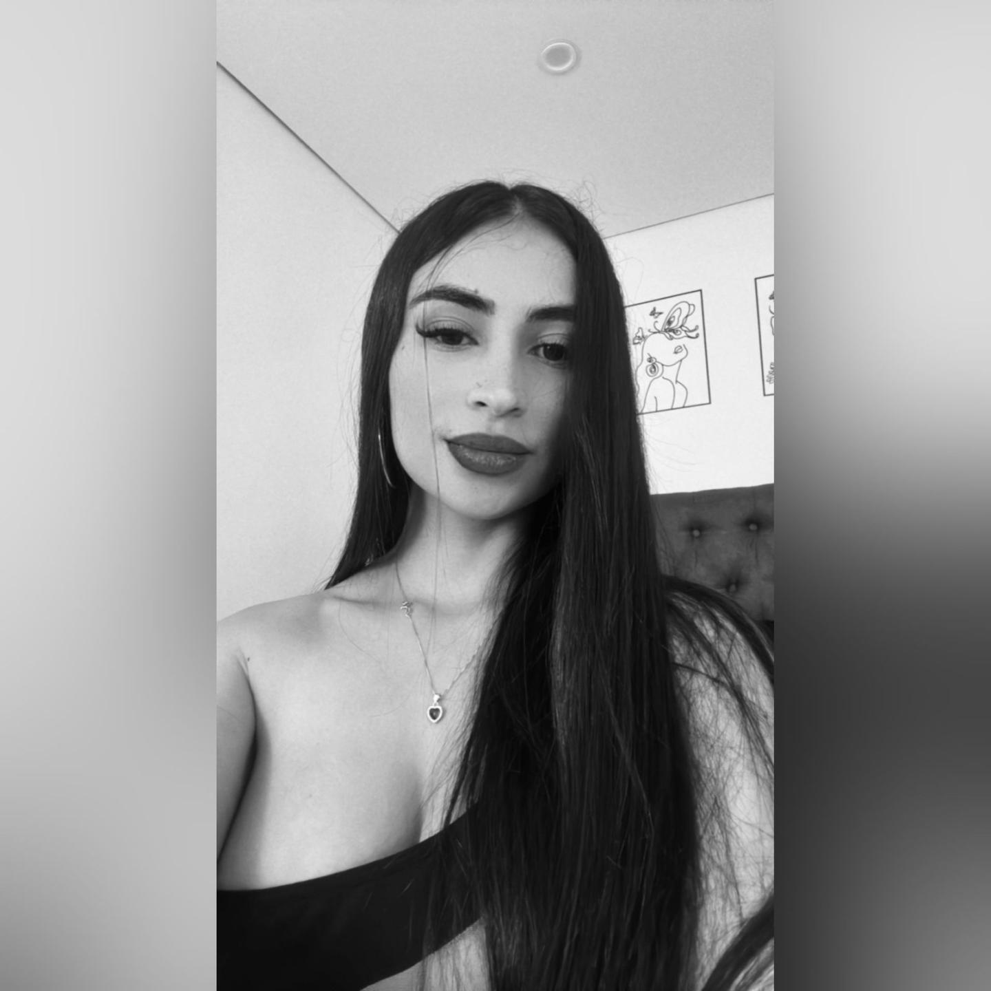 Image of cam model MiilaWx from XloveCam