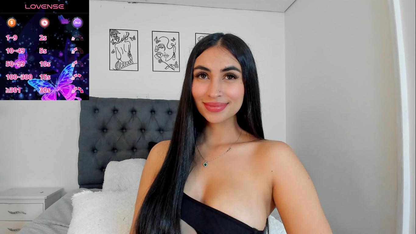 Image of cam model MiilaWx from XloveCam