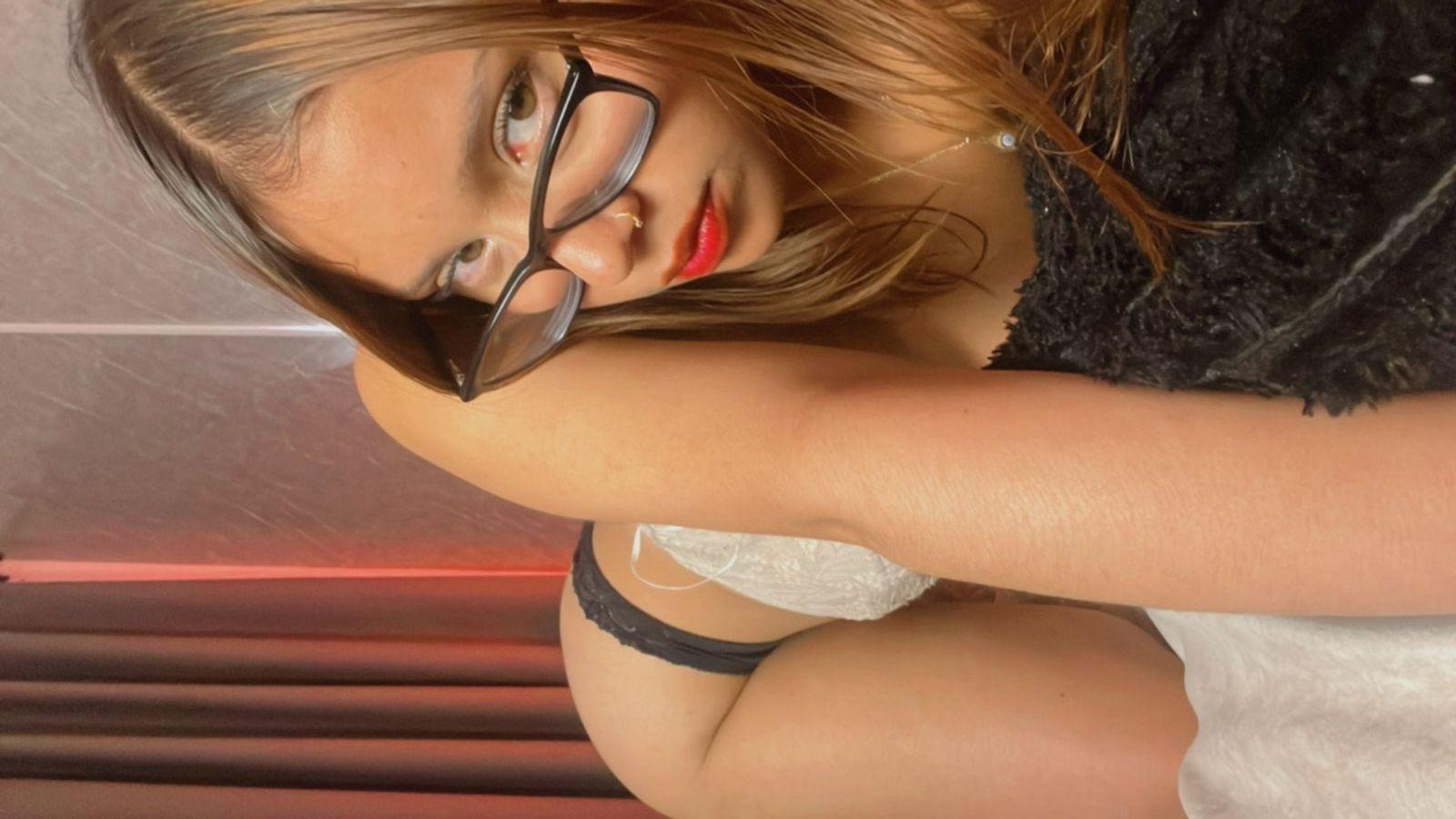Image of cam model HeraJuno from XloveCam
