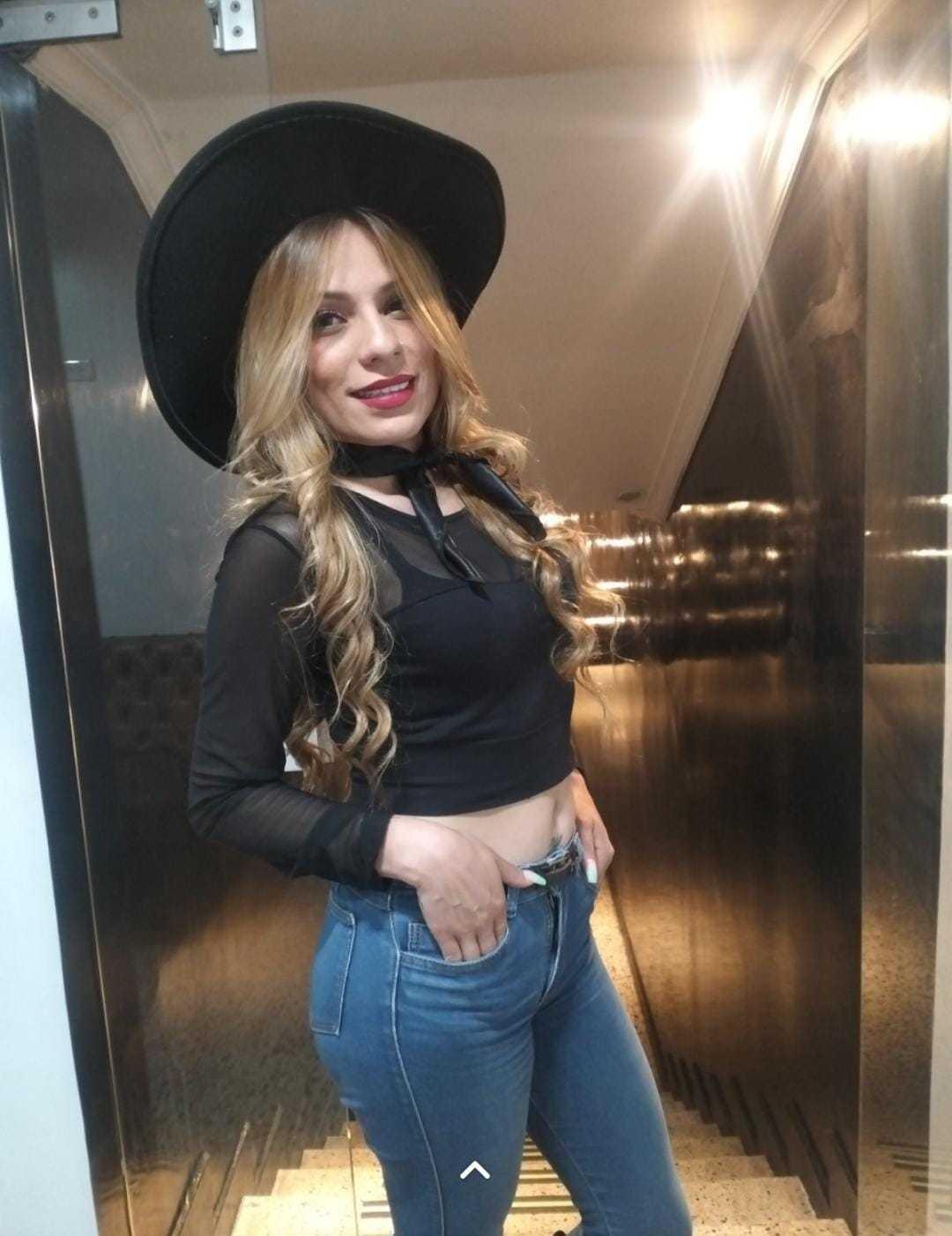 Image of cam model AmbarVelle from XloveCam