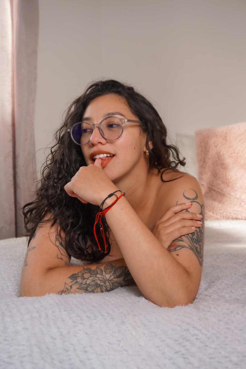 Image of cam model Mllevv from XloveCam